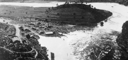 El pueblo de Benagéber sumergiendose por el agua del Embalse de Benagéber